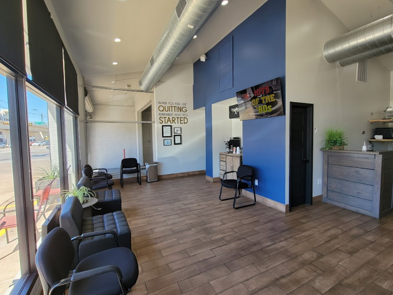 Comfortable customer waiting area at Pit Pros Automotive in Dallas