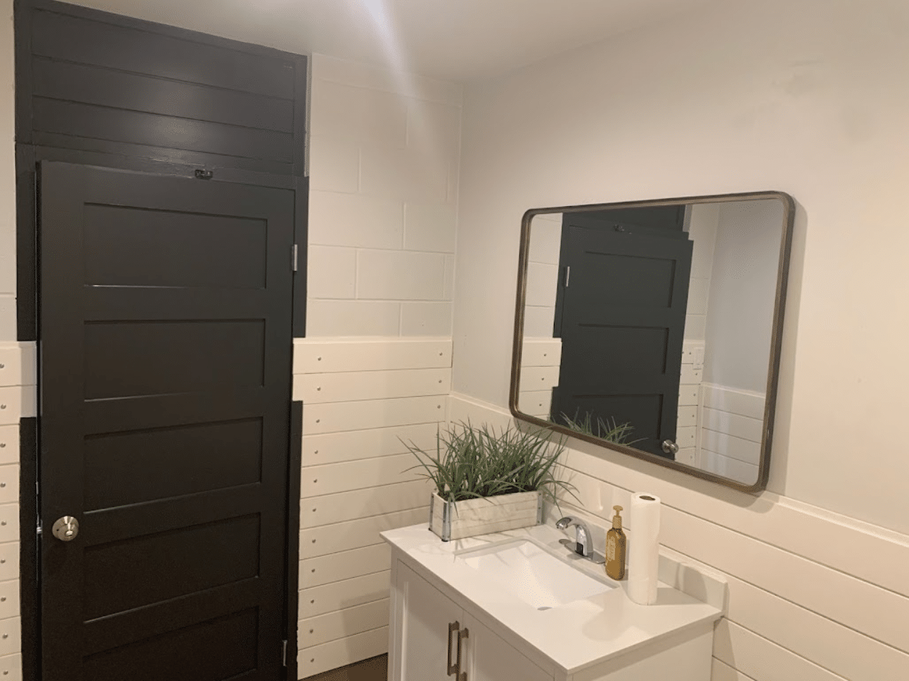 Clean customer bathroom at Pit Pros Automotive in Dallas